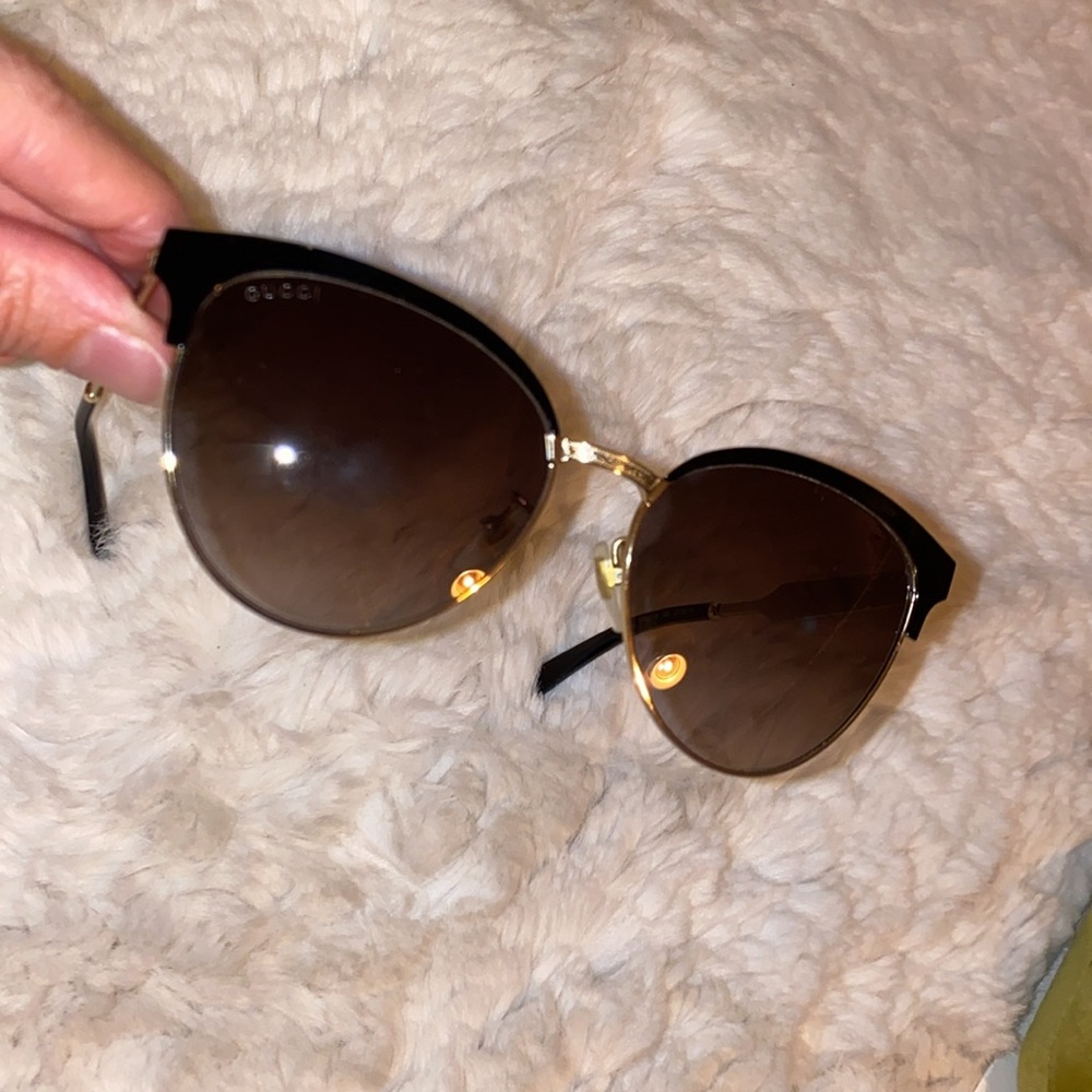 Gucci Women's Black and Gold Sunglasses Authentic - Picture 5 of 14